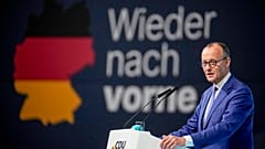 Friedrich Merz, CDU-Kanzlerkandidat und CDU-Bundesvorsitzender, spricht auf dem 37. Bundesparteitag der CDU in Berlin, Deutschland, Montag, 3. Februar 2025.