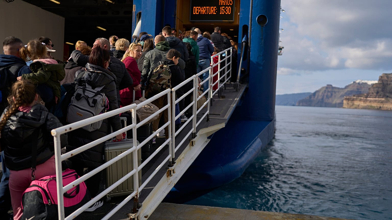 Sismik faaliyetlerdeki artışın Santorini'de potansiyel olarak güçlü bir depreme ilişkin endişeleri artırmasının ardından, yolcular Atina'nın Pire limanına giden düzenli tarifeli bir feribota bindi