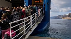 Sismik faaliyetlerdeki artışın Santorini'de potansiyel olarak güçlü bir depreme ilişkin endişeleri artırmasının ardından, yolcular Atina'nın Pire limanına giden düzenli tarifeli bir feribota bindi