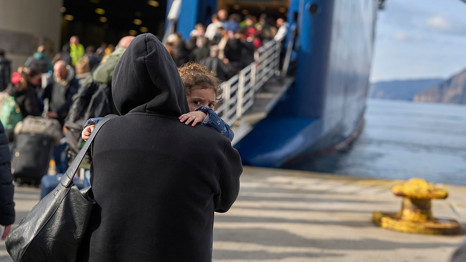 Passageiros embarcam num ferry com destino ao porto de Pireu, em Atenas, depois de um pico de atividade sísmica ter suscitado preocupações quanto a um forte terramoto