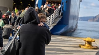 Passageiros embarcam num ferry com destino ao porto de Pireu, em Atenas, depois de um pico de atividade sísmica ter suscitado preocupações quanto a um forte terramoto