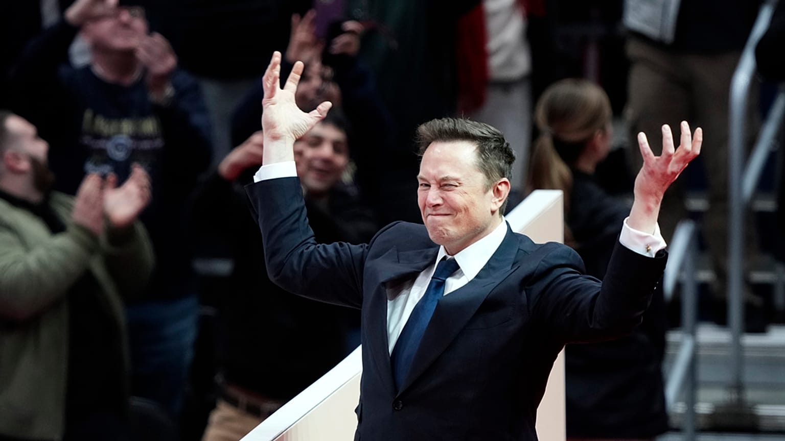 Elon Musk, 20 Ocak 2025 Pazartesi günü Washington'da düzenlenen Yemin Töreni'nde konuşma yapmak üzere sahneye çıkıyor.