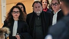 Ο Γάλλος σκηνοθέτης Κριστόφ Ρουγκιά φτάνει με τη νομική του ομάδα στο δικαστήριο στο Παρίσι, Δευτέρα, 3 Φεβρουαρίου 2025