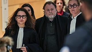 کریستف روگیا فیلمساز فرانسوی با تیم حقوقی خود به دادگاه پاریس، دوشنبه، 3 فوریه 2025 وارد می شود