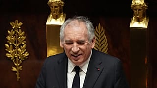 Το αμφιλεγόμενο σχέδιο προϋπολογισμού αποσκοπεί στη μείωση των δαπανών και την αύξηση των φόρων