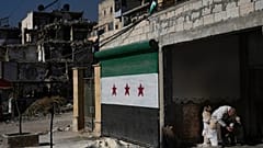 Mężczyzna odpoczywa w swoim sklepie w mieście Aleppo w Syrii, czwartek, 30 stycznia 2025 r.