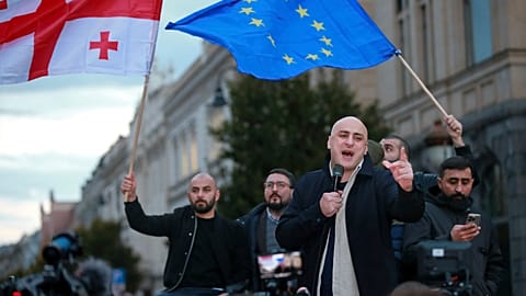Nika Melia, leader de la Coalition géorgienne pour le changement, s'adresse à la foule lors d'une manifestation en 2024