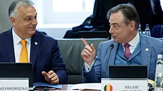 Bart De Wever Orbán Viktorral beszélget a brüsszeli EU-csúcson