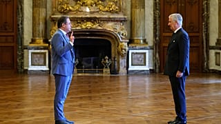 Yeni Belçika Başbakanı Bart De Wever, Kral Philippe'in önünde yemin ederken, 3 Şubat 2025