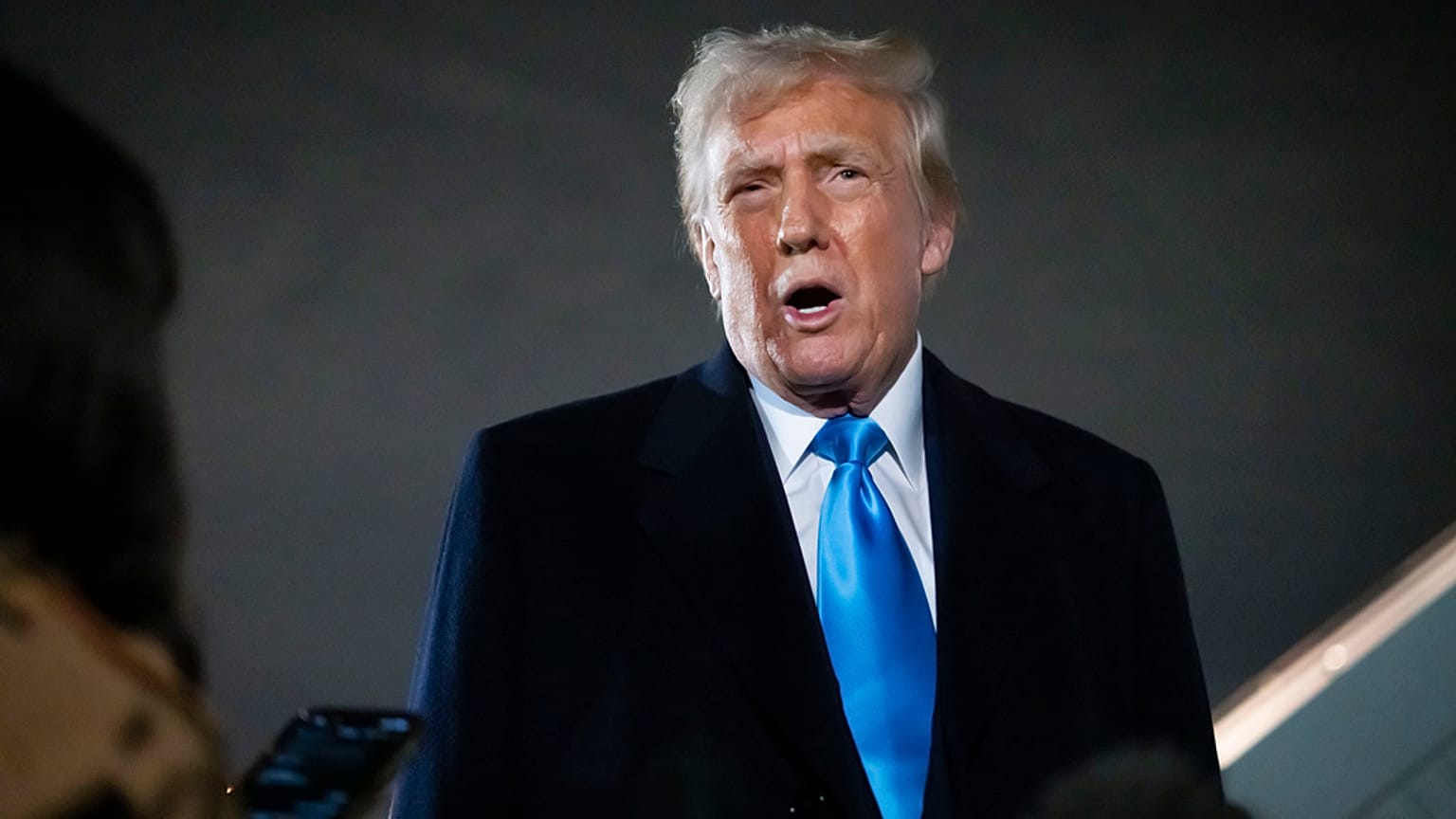 Makam uçağı Air Force One'dan inen ABD Başkanı Donald Trump muhabirlere açıklamalarda bulunurken, 2 Şubat 2025