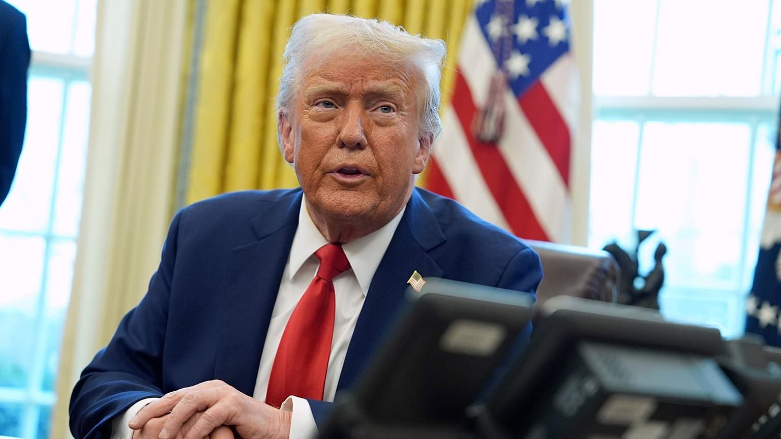 El presidente Donald Trump habla tras firmar órdenes ejecutivas en el Despacho Oval de la Casa Blanca.