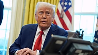 Il presidente Donald Trump parla dopo aver firmato gli ordini esecutivi nello Studio Ovale della Casa Bianca
