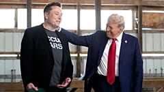 Elon Musk y el presidente Donald Trump asisten a un acto de campaña en el Butler Farm Show.