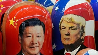 Des poupées russes en bois représentant le président chinois Xi Jinping et le président américain Donald Trump dans une boutique de souvenirs en Russie, le 21 novembre 2024.