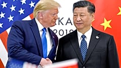 El presidente Donald Trump estrecha la mano del presidente de China, Xi Jinping, durante una reunión al margen de la cumbre del G-20 en Osaka, Japón, 29 de junio de 2019.
