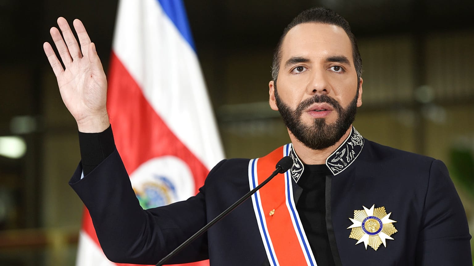 El presidente de El Salvador, Nayib Bukele, habla tras recibir la máxima condecoración de Costa Rica de manos del presidente Rodrigo Chaves en 2024.