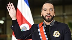 El presidente de El Salvador, Nayib Bukele, habla tras recibir la máxima condecoración de Costa Rica de manos del presidente Rodrigo Chaves en 2024.