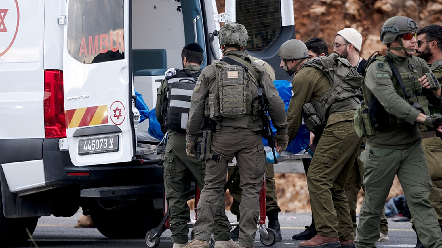 جنود إسرائيليون يقومون بتحميل جثمان مسلح فلسطيني مشتبه به إلى سيارة إسعاف بالقرب من مستوطنة أرئيل في الضفة الغربية، يوم الجمعة 29 نوفمبر 2024.