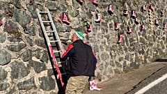 Ali İhsan Solak cuelga una bota nueva en su pared en Güneysu, Turquía, 03.02.2025