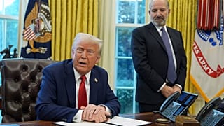 Donald Trump amerikai elnök (az asztalnál) felfüggesztette a mexikói és kanadai importra vonatkozó vámok bevezetését.
