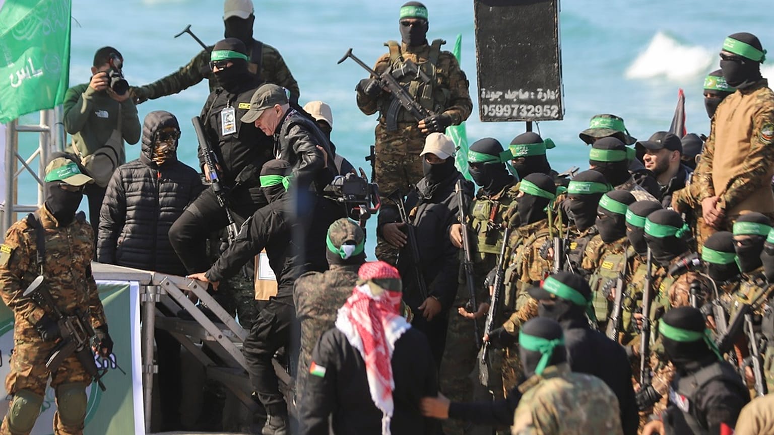 L'otage israélo-américain Keith Siegel, escorté par des combattants du Hamas pour être remis à la Croix-Rouge dans la ville de Gaza, samedi 1er février 2025.