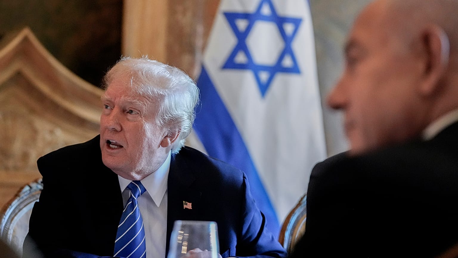 ARQUIVO - Donald Trump reúne-se com o primeiro-ministro israelita Benjamin Netanyahu na sua estância de Mar-a-Lago, sexta-feira, 26 de julho de 2024, em Palm Beach, Florida.