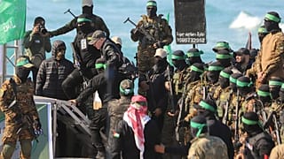L'otage israélo-américain Keith Siegel, escorté par des combattants du Hamas pour être remis à la Croix-Rouge dans la ville de Gaza, samedi 1er février 2025.