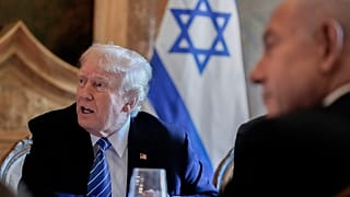 ARQUIVO - Donald Trump reúne-se com o primeiro-ministro israelita Benjamin Netanyahu na sua estância de Mar-a-Lago, sexta-feira, 26 de julho de 2024, em Palm Beach, Florida.