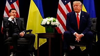 Sur cette photo d'archives du 25 septembre 2019, le président Donald Trump rencontre le président ukrainien Volodymyr Zelensky lors de l'Assemblée générale de l'ONU, New York.