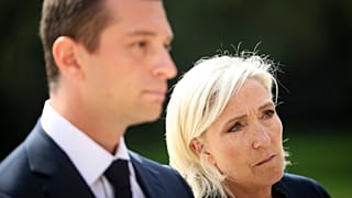 Marine Le Pen, líder da extrema-direita francesa, e Jordan Bardella, presidente da RN, após uma reunião com o Presidente francês Emmanuel Macron, segunda-feira, 26 de agosto de 2024.