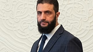 الرئيس السوري المؤقت أحمد الشرع، في القصر الرئاسي قبل لقائه مع وليد اللافي، وزير الدولة الليبي للاتصالات والشؤون السياسية، في دمشق، 28 ديسمبر 2024.