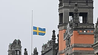 Bir yetişkin eğitim merkezinde meydana gelen silahlı saldırının ardından 5 Şubat 2025 Çarşamba günü Stockholm'deki İsveç Hükümet Binası Rosenbad'da bir İsveç bayrağı yarıya indirildi.