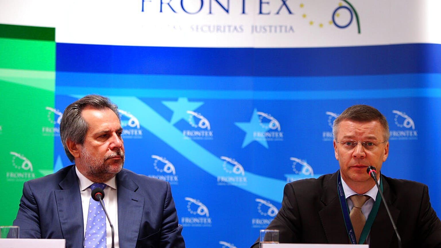 Le directeur exécutif de Frontex, Ilkka Laitinen (à droite), s'exprime à côté du ministre grec de l'Ordre public, Christos Papoutsis, lors d'une conférence de presse. 