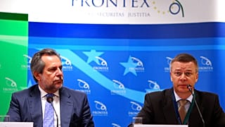 Frontex-Exekutivdirektor Ilkka Laitinen, rechts, spricht während einer Pressekonferenz neben dem griechischen Minister für öffentliche Ordnung, Christos Papoutsis