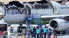 İtfaiyeciler ve diğer yetkililer, Güney Kore'nin Busan kentindeki Gimhae Uluslararası Havaalanında Air Busan uçağının alev aldığı bölgeyi ziyaret etti, 29 Ocak 2025.