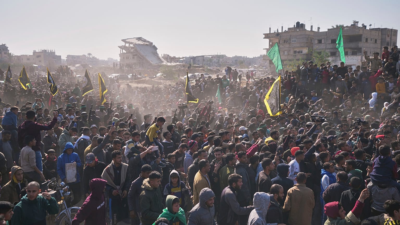 فلسطينيون حول السيارات التي تقل الأسرى الإسرائيليين تمهيدًا لتسليمهم إلى الصليب الأحمر في خان يونس، جنوب قطاع غزة، الخميس 30 يناير 2025.