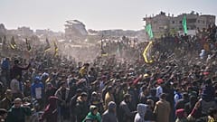 فلسطينيون حول السيارات التي تقل الأسرى الإسرائيليين تمهيدًا لتسليمهم إلى الصليب الأحمر في خان يونس، جنوب قطاع غزة، الخميس 30 يناير 2025.