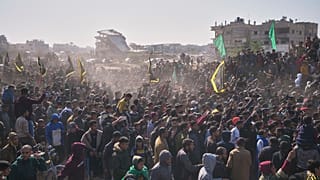 فلسطينيون حول السيارات التي تقل الأسرى الإسرائيليين تمهيدًا لتسليمهم إلى الصليب الأحمر في خان يونس، جنوب قطاع غزة، الخميس 30 يناير 2025.