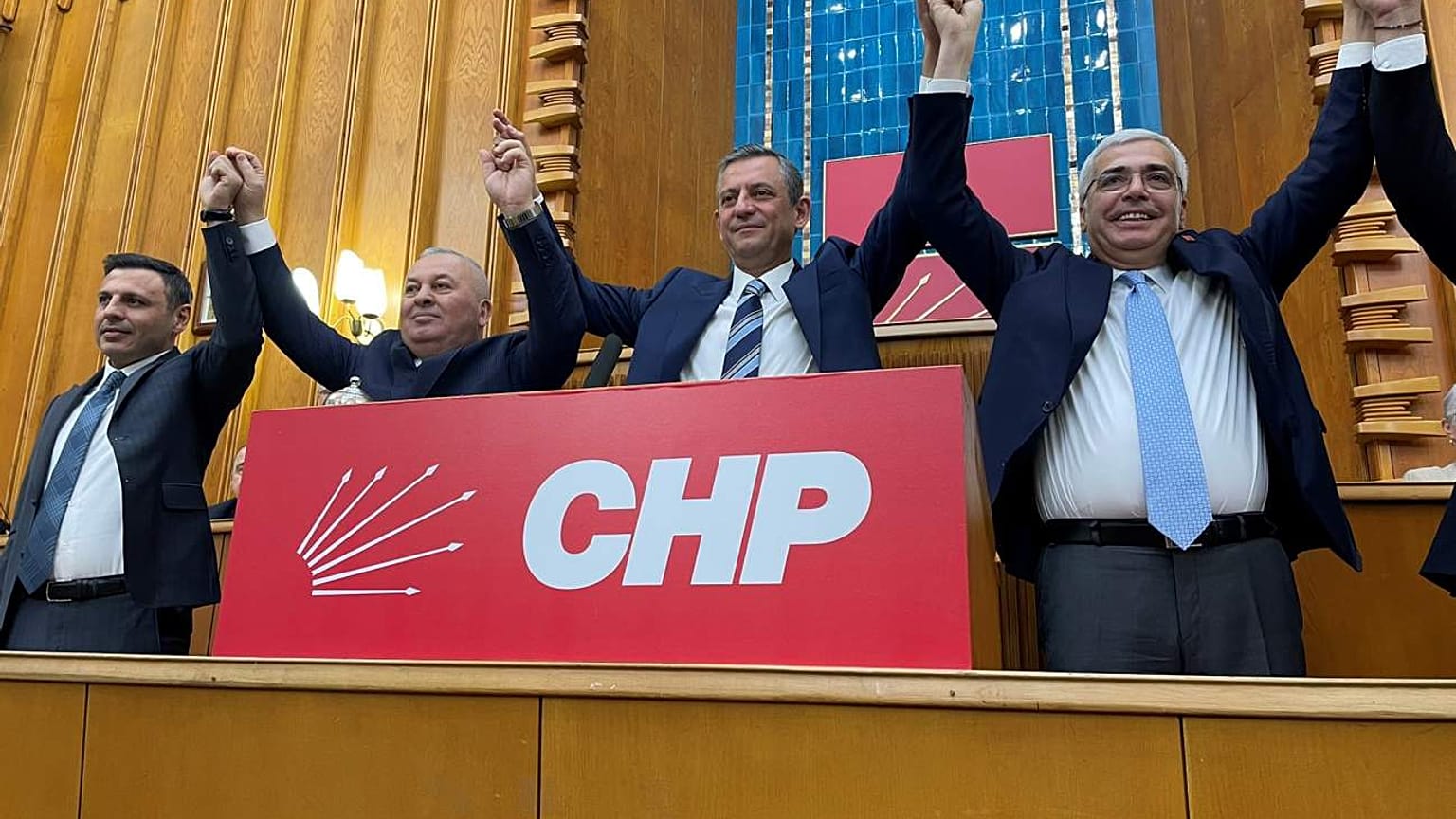 İki bağımsız vekil CHP'ye katıldı.