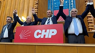 İki bağımsız vekil CHP'ye katıldı.