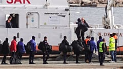 Μετανάστες επιβιβάζονται σε σκάφος της ιταλικής ακτοφυλακής στο πλαίσιο επιχείρησης μεταφοράς από τα κέντρα επεξεργασίας ασύλου στην Αλβανία πίσω στην Ιταλία, μετά από δικαστική απόφαση στη Ρώμη, στο