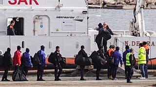 Migrantes suben a bordo de un buque de la Guardia Costera italiana como parte de una operación de traslado desde los centros de tramitación de asilo en Albania de vuelta a Italia tras una decisión judicial en Roma, en