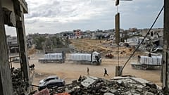 صورة من الأرشيف- شاحنات المساعدات الإنسانية تدخل عبر معبر كرم أبو سالم من مصر إلى قطاع غزة، في رفح، يوم الأربعاء 22 يناير/ كانون ثاني 2025،
