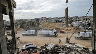 صورة من الأرشيف- شاحنات المساعدات الإنسانية تدخل عبر معبر كرم أبو سالم من مصر إلى قطاع غزة، في رفح، يوم الأربعاء 22 يناير/ كانون ثاني 2025،