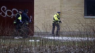 Polícia no local de um incidente na escola Risbergska, em Örebro, na Suécia,
