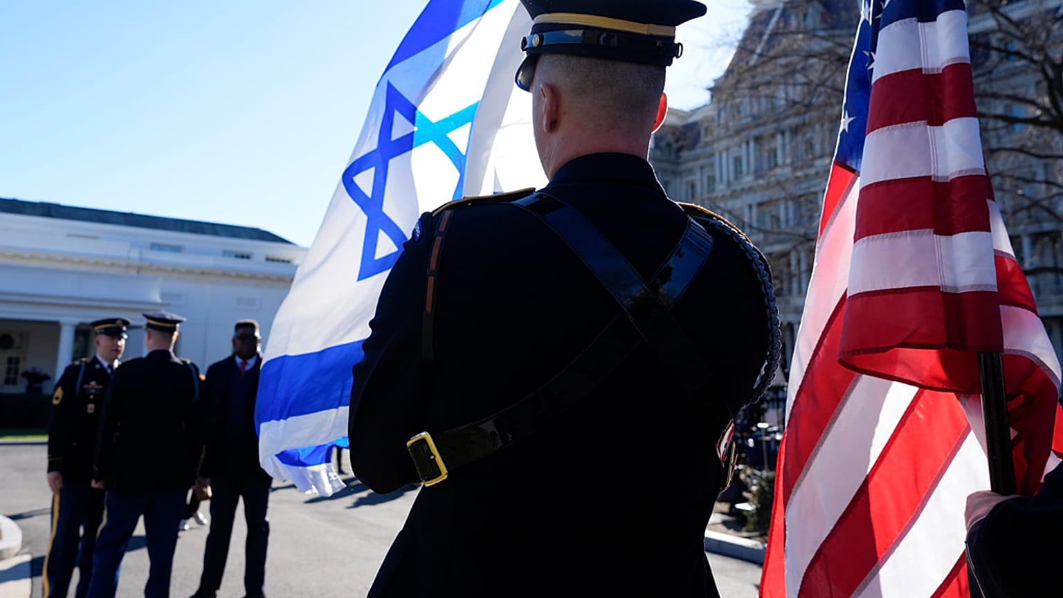 As bandeiras são preparadas para a chegada do Primeiro-Ministro israelita Benjamin Netanyahu à ala leste da Casa Branca,