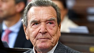 Antigo chanceler alemão Gerhard Schröder está a receber tratamento para esgotamento