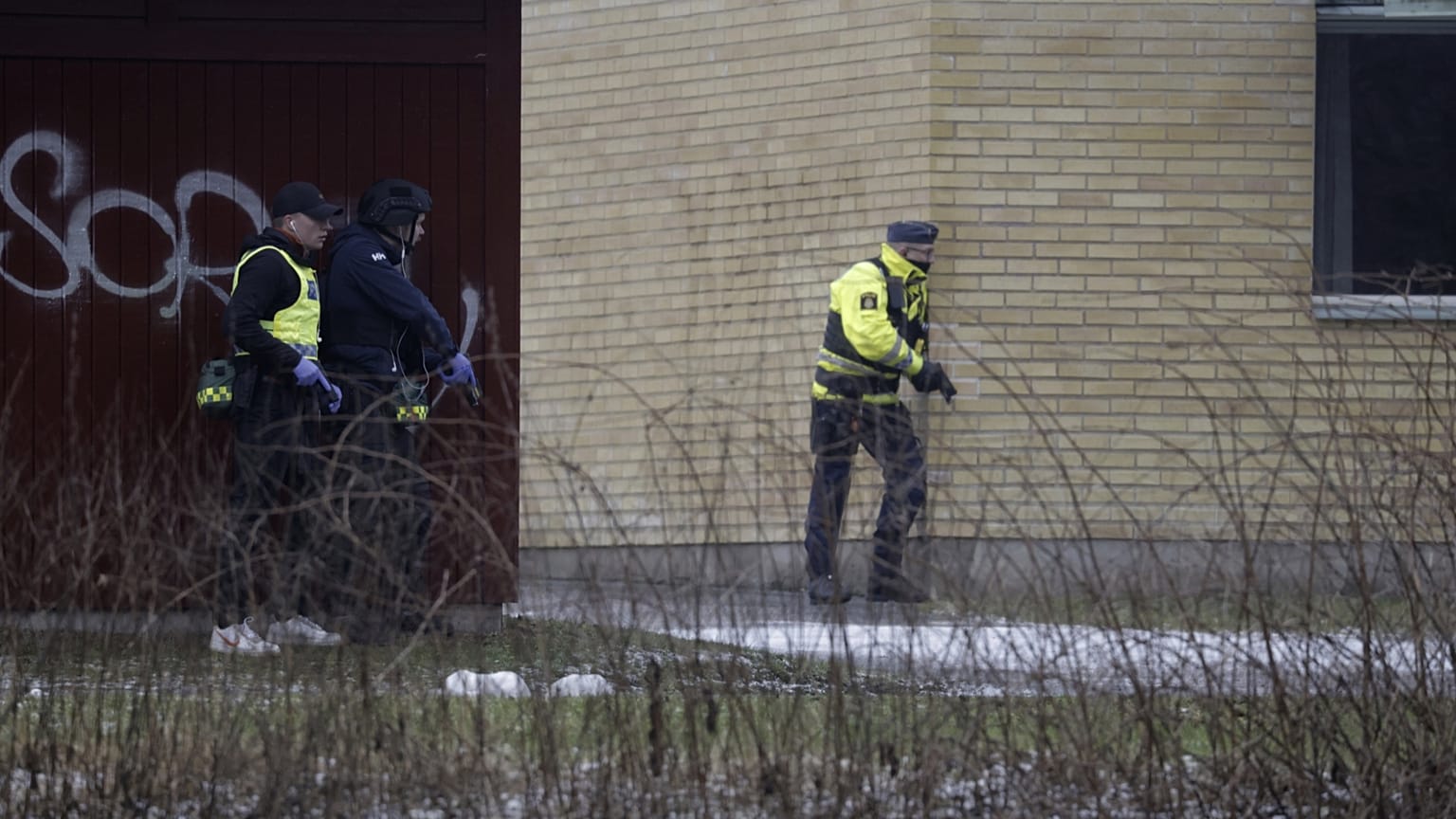 Rendőrök a lövöldözés helyszínén Örebróban