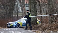 İsveç'in Örebro şehrinde bulunan Risbergska Okulu önünde polis ekipleri görüntüleniyor.
