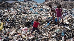 Des enfants palestiniens trient les déchets dans une rue du camp de réfugiés de Nuseirat, dans la bande de Gaza.